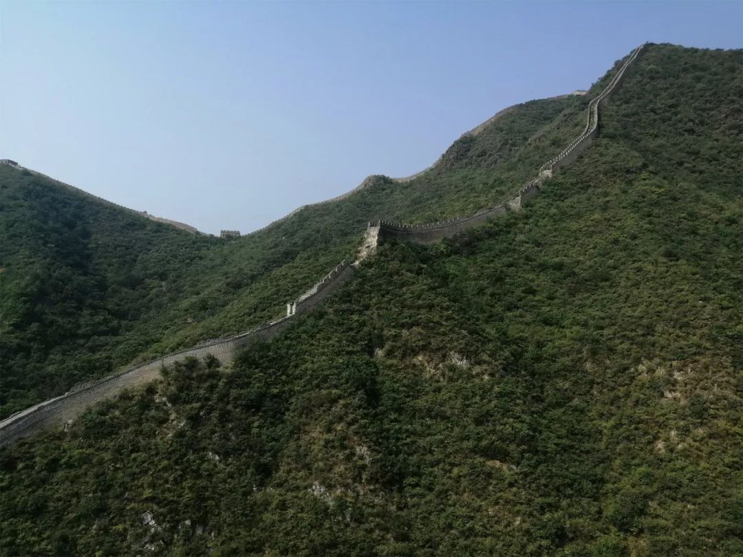 Sube a las montañas solo para echar un vistazo a Huanghuacheng en otoño.