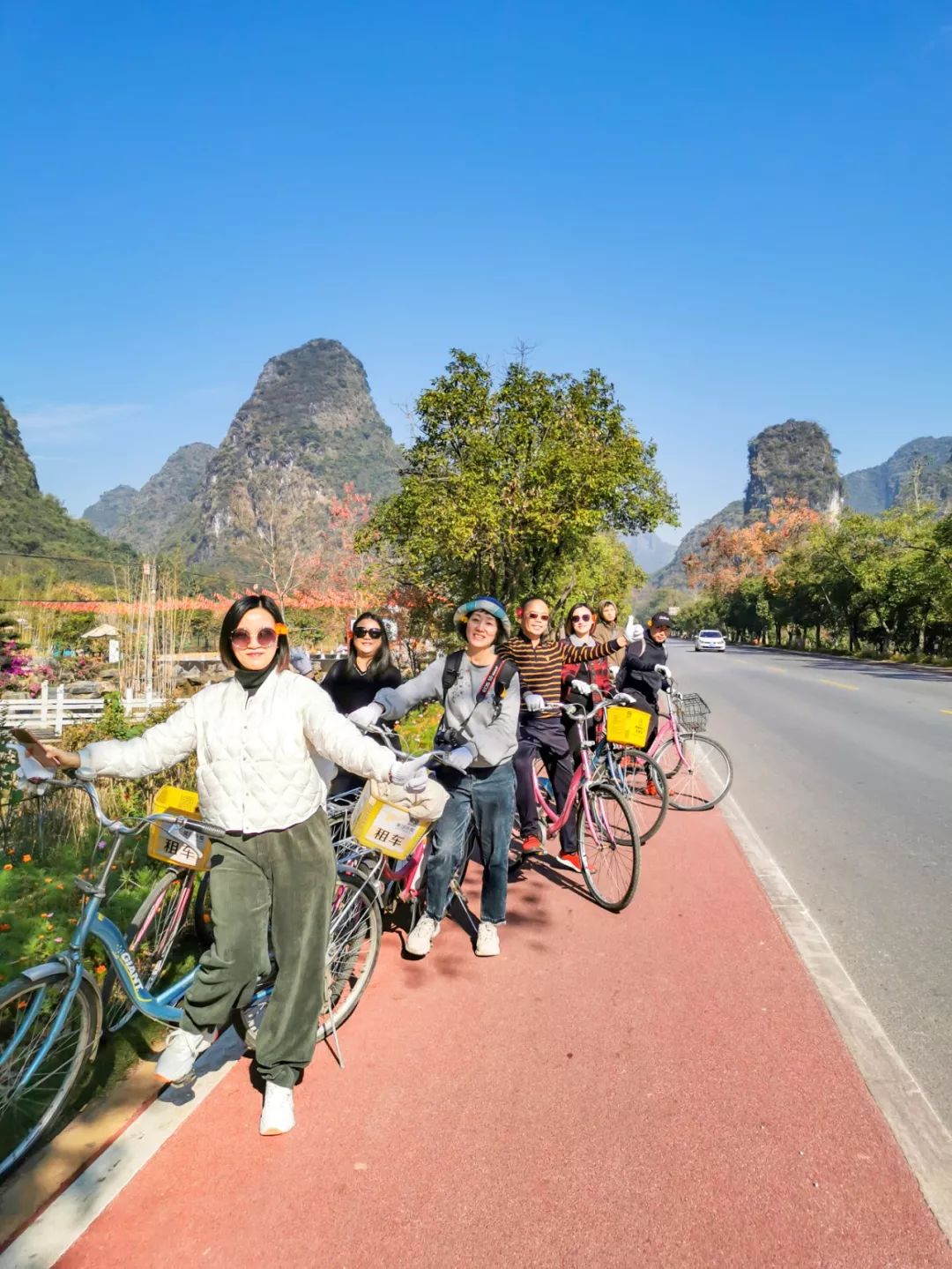 Vive entre las montañas y los ríos y revive el amor en todo el mundo; visita los recuerdos de los ladrillos azules y siente las vicisitudes del tiempo, recorre el río Yulong y recorre el paisaje pastoral de las montañas y los ríos;