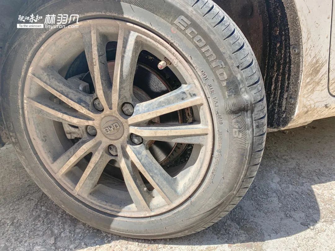 En este tramo de la autopista Mogen en la ciudad de Jinhe, ciudad de Hulunbergen, los vehículos turísticos deben prestar atención al chasis de los neumáticos (29)