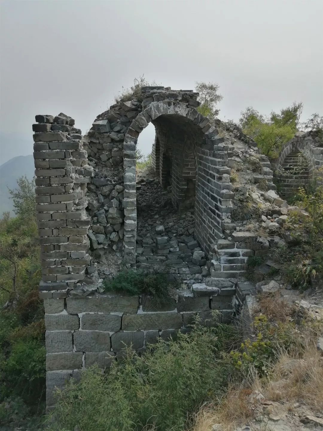 Climb over the mountains just to take a look at Huanghuacheng in autumn