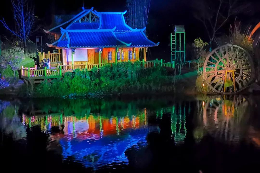 Dwell among the mountains and rivers and relive the love across the world; visit the memories of blue bricks and feel the vicissitudes of time; ride the Yulong River and roam the pastoral scenery of the mountains and rivers