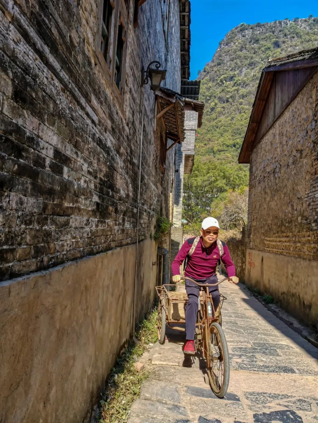 Vive entre las montañas y los ríos y revive el amor en todo el mundo; visita los recuerdos de los ladrillos azules y siente las vicisitudes del tiempo, recorre el río Yulong y recorre el paisaje pastoral de las montañas y los ríos;