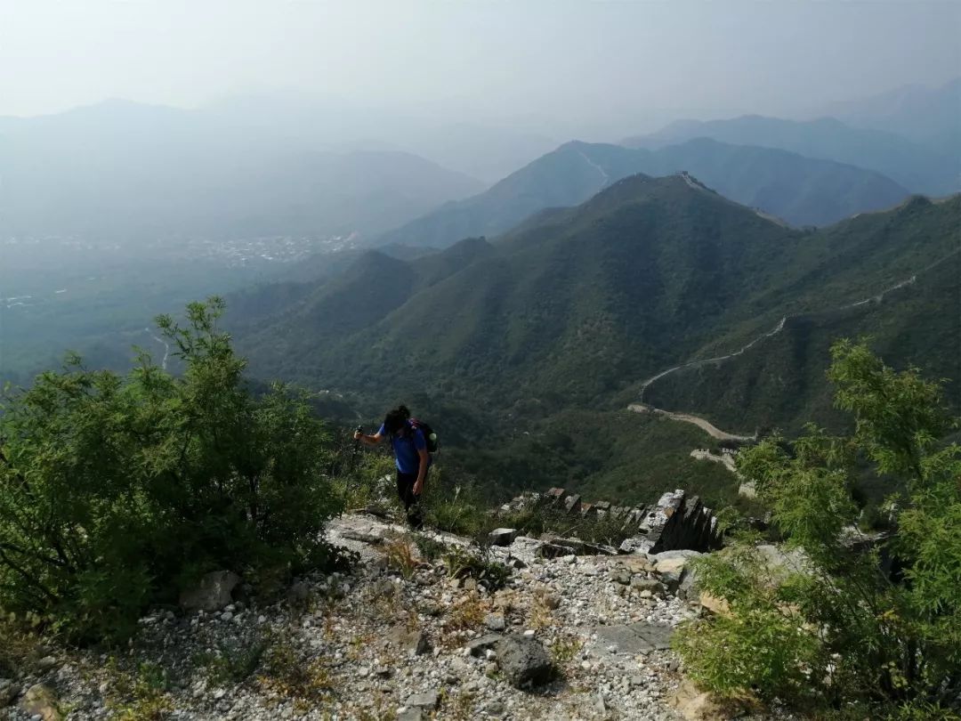 Climb over the mountains just to take a look at Huanghuacheng in autumn