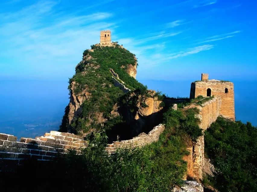 Climb over the mountains just to take a look at Huanghuacheng in autumn