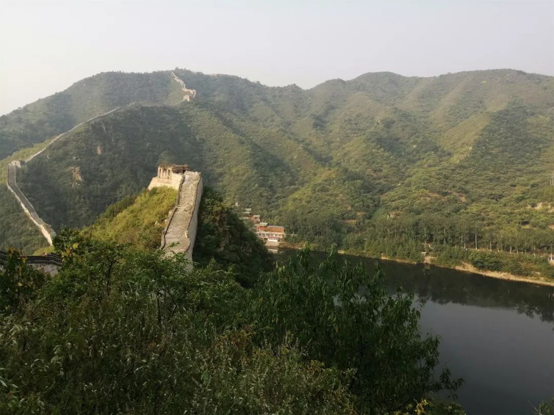 Climb over the mountains just to take a look at Huanghuacheng in autumn