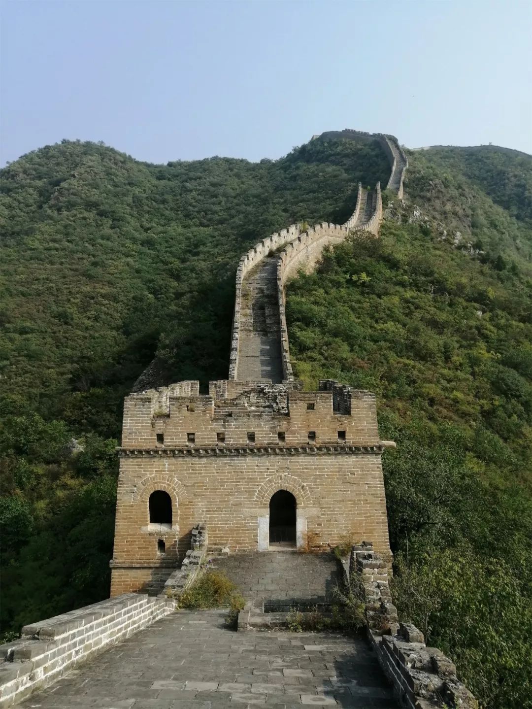 Sube a las montañas solo para echar un vistazo a Huanghuacheng en otoño.