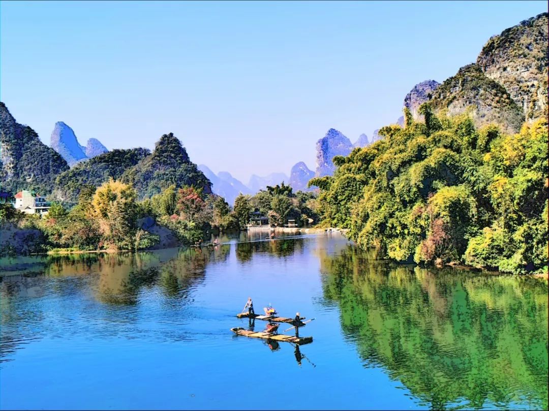 Vive entre las montañas y los ríos y revive el amor en todo el mundo; visita los recuerdos de los ladrillos azules y siente las vicisitudes del tiempo, recorre el río Yulong y recorre el paisaje pastoral de las montañas y los ríos;