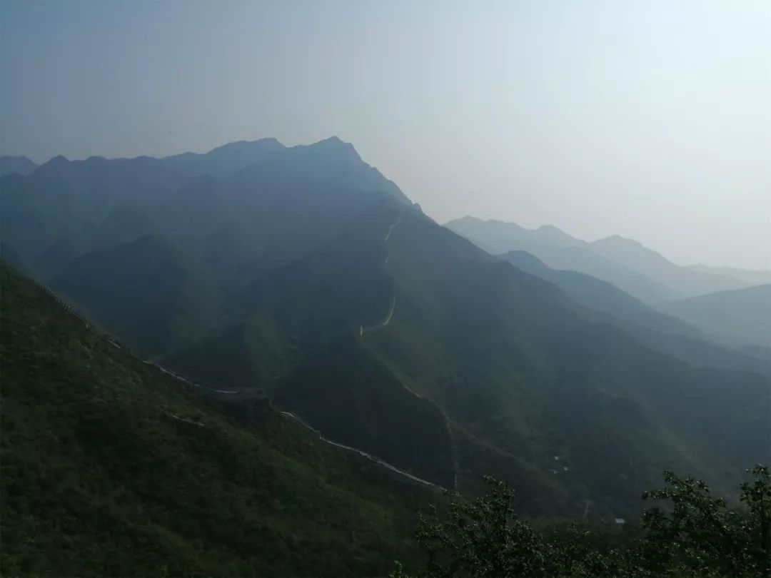 Sube a las montañas solo para echar un vistazo a Huanghuacheng en otoño.