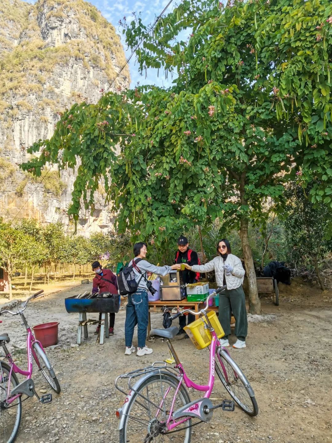 Vive entre las montañas y los ríos y revive el amor en todo el mundo; visita los recuerdos de los ladrillos azules y siente las vicisitudes del tiempo, recorre el río Yulong y recorre el paisaje pastoral de las montañas y los ríos;