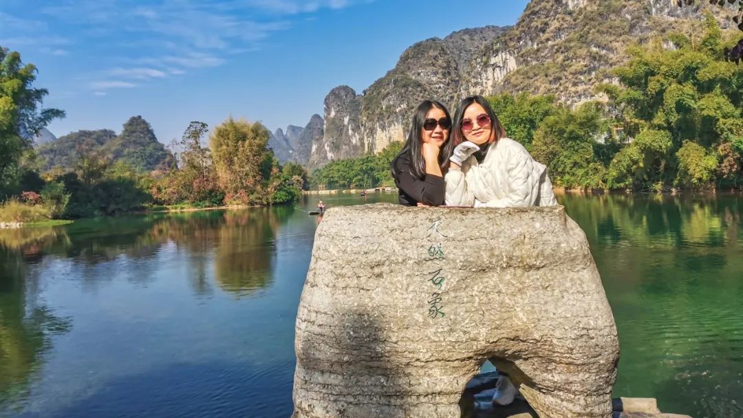 Dwell among the mountains and rivers and relive the love across the world; visit the memories of blue bricks and feel the vicissitudes of time; ride the Yulong River and roam the pastoral scenery of the mountains and rivers