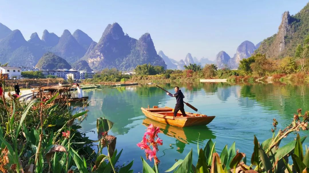 Dwell among the mountains and rivers and relive the love across the world; visit the memories of blue bricks and feel the vicissitudes of time; ride the Yulong River and roam the pastoral scenery of the mountains and rivers