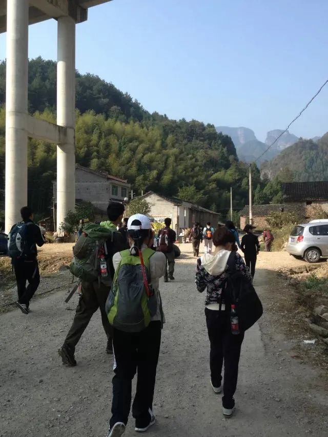 Gongmenyan passes through the forest pit