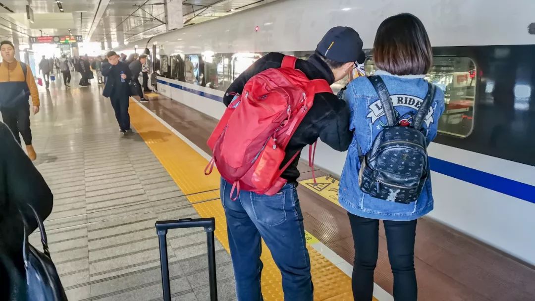 栖居山水间，重现跨世之恋；探访青砖记忆，感知岁月沧桑；骑行遇龙河，漫游山水田园风光