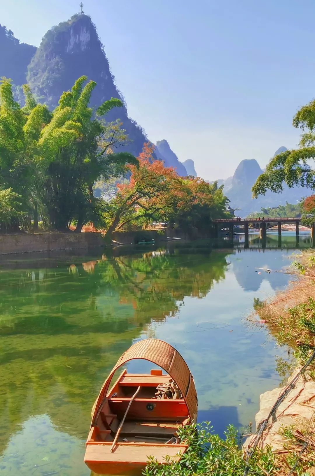 Dwell among the mountains and rivers and relive the love across the world; visit the memories of blue bricks and feel the vicissitudes of time; ride the Yulong River and roam the pastoral scenery of the mountains and rivers