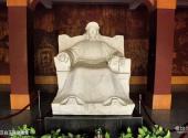洪秀全故居纪念馆旅游攻略 之 汉白玉座姿雕像