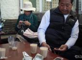 西藏光明甜茶馆旅游攻略 之 藏民聊天