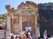 土耳其库萨达斯镇旅游攻略 之 哈德良神殿