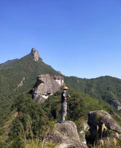 翻越乌大岩，冲顶马鞍峰