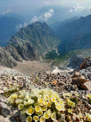 筋疲力尽的楚格峰铁索攀岩山脊路线