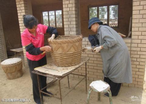 唐山市麻龙湾泥塑文化园林旅游攻略 之 正在雕塑的泥塑工人