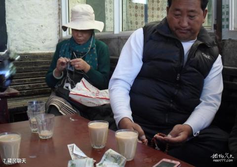 西藏光明甜茶馆旅游攻略 之 藏民聊天