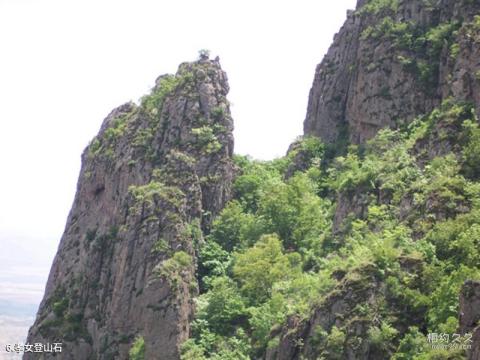 乌兰木图山旅游攻略 之 孝女登山石