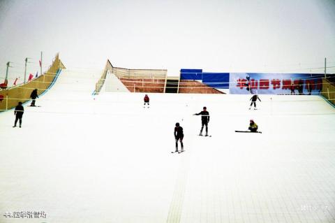 羊山古镇国际军事旅游度假区旅游攻略 之 四季滑雪场