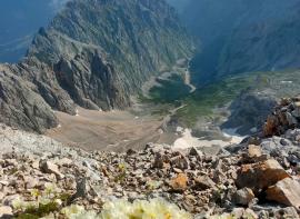 筋疲力尽的楚格峰铁索攀岩山脊路线